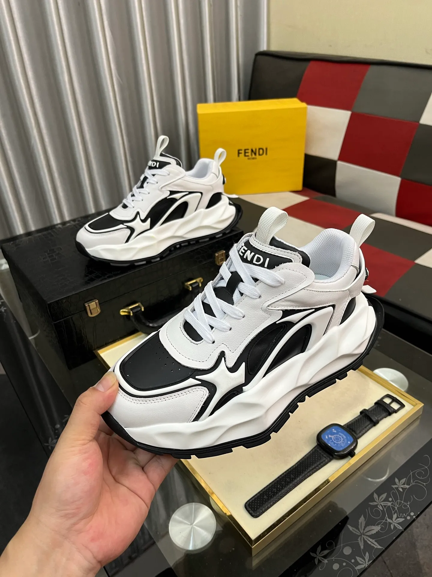 Men's Men's Shoes💰580⌚️⌚️[fendi] Fendi's classic and comfortable men's, this complex sneaker is made of soft calfskin➕genuine leather lining➕original ultra-light rubber material with rough outsole. This unique light style is suitable for the casual and refined sensibility of this season. It is comfortable and natural on the feet. It is an everyday style for casual travel in autumn and winter! 38-446️⃣colors available